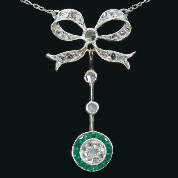 Art Deco green stones solitaire pendant necklace
